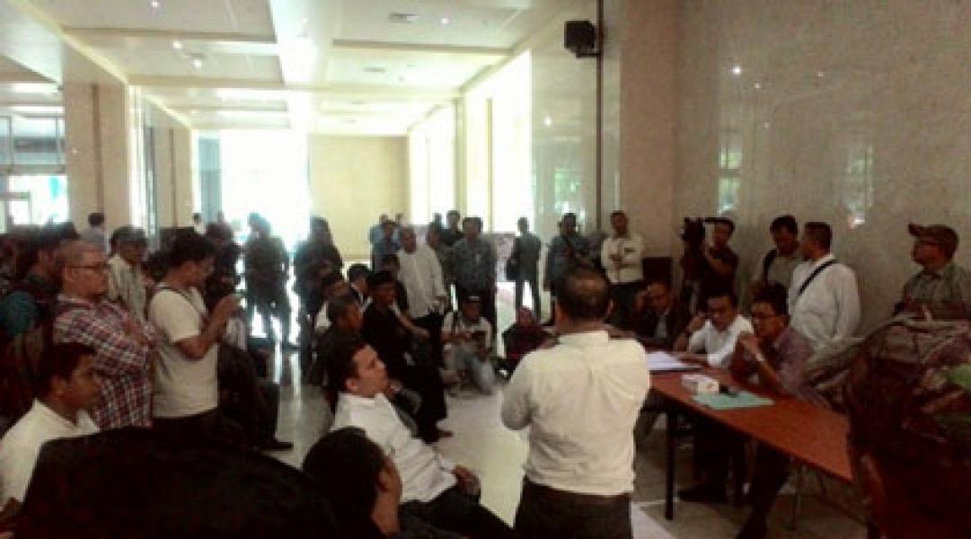 Taufik Cs Sepakati Paripurna Turunkan Ahok