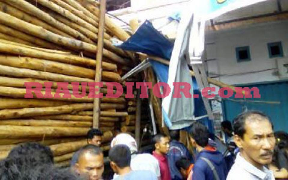 Truk Kayu RAPP Seruduk Toko, Dewan Pertegas Pindahkan Pintu Keluar-Masuk