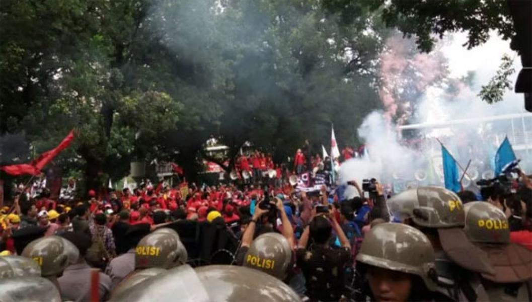 Aksi Sempat Memanas, Massa Buruh Akhirnya Membubarkan Diri dengan Tertib