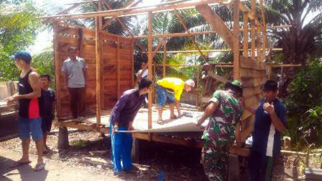 Babinsa Desa Pulai Indah Bersama Masyarakat Bangun Rumah Janda Tua 