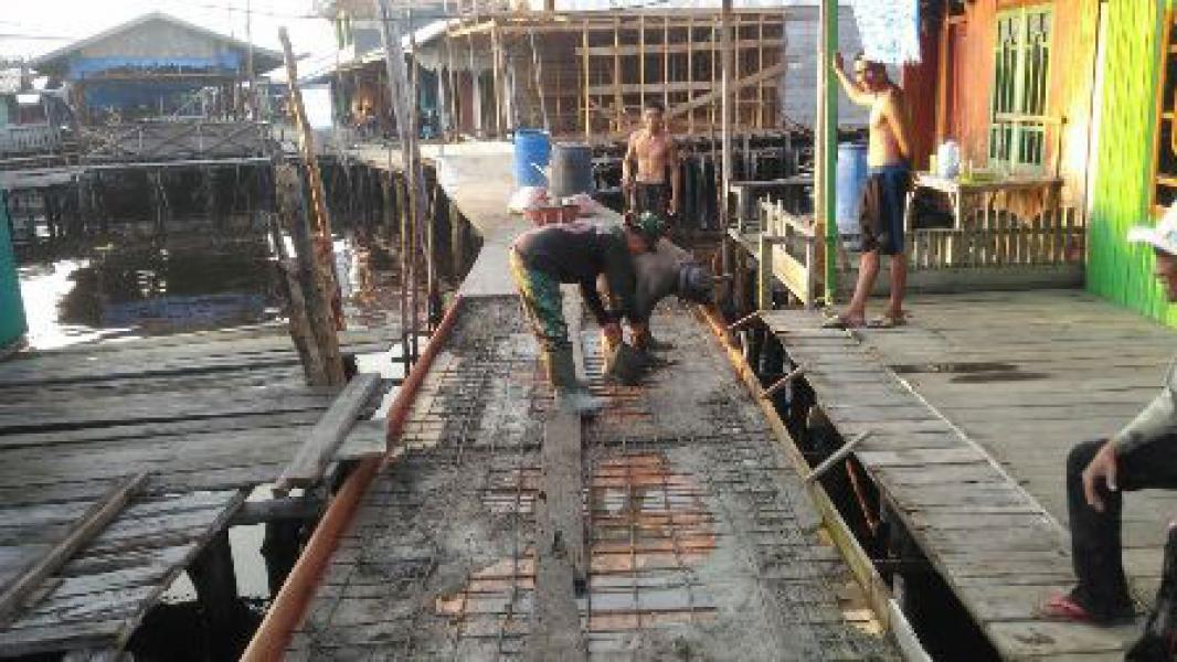 Babinsa Soraya Mandiri Pimpin Semenisasi Jalan Jerambah di Desa Soraya Mandiri