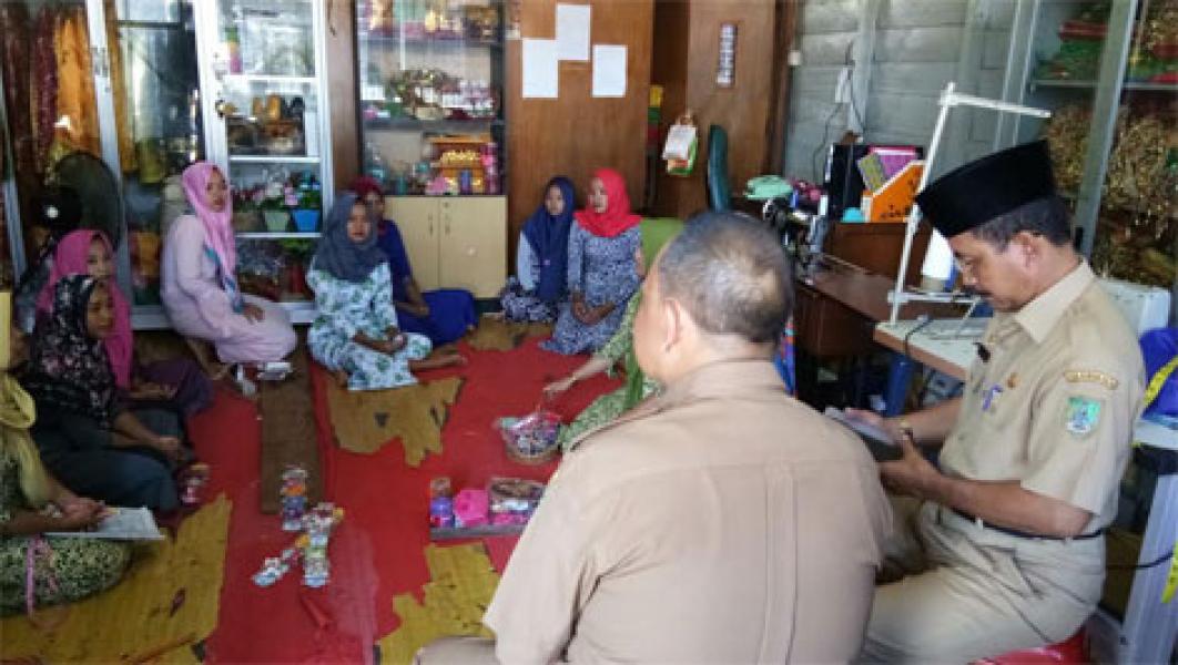 Belasan Penenun Rohil Terus Berkreasi di Bulan Ramadhan