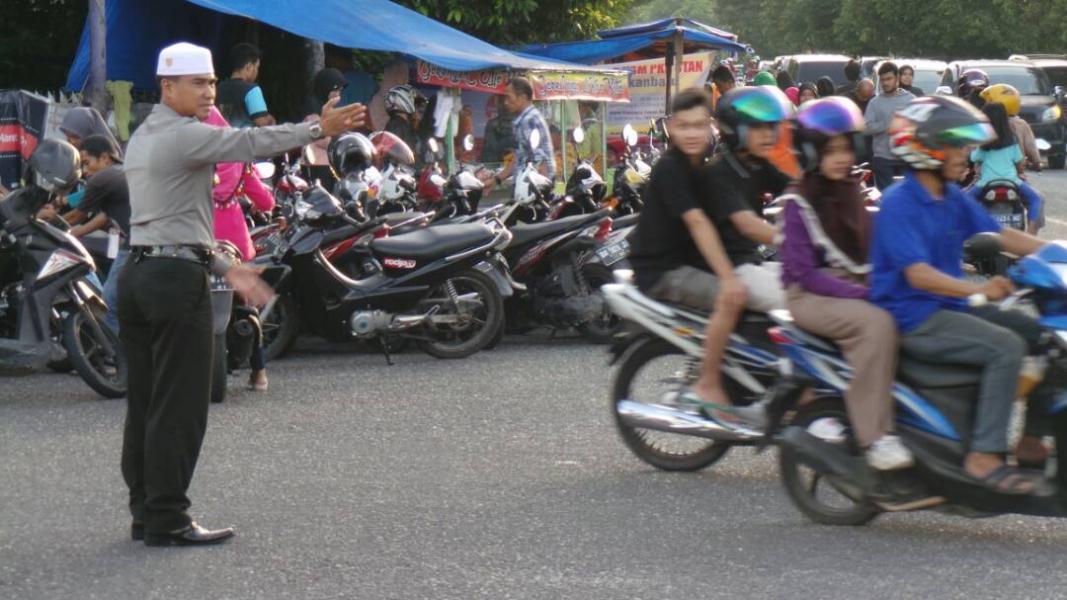 Blusukan ke Jalan-jalan dan Pasar Ramadan, Kapolresta dan Wakapolresta Ikut Atur Lalu Lintas