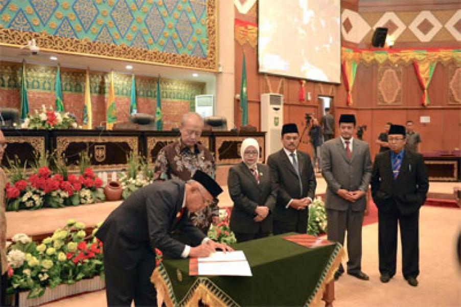DPRD Riau Gelar Paripurna Penyerahan LHP APBD Riau 2016
