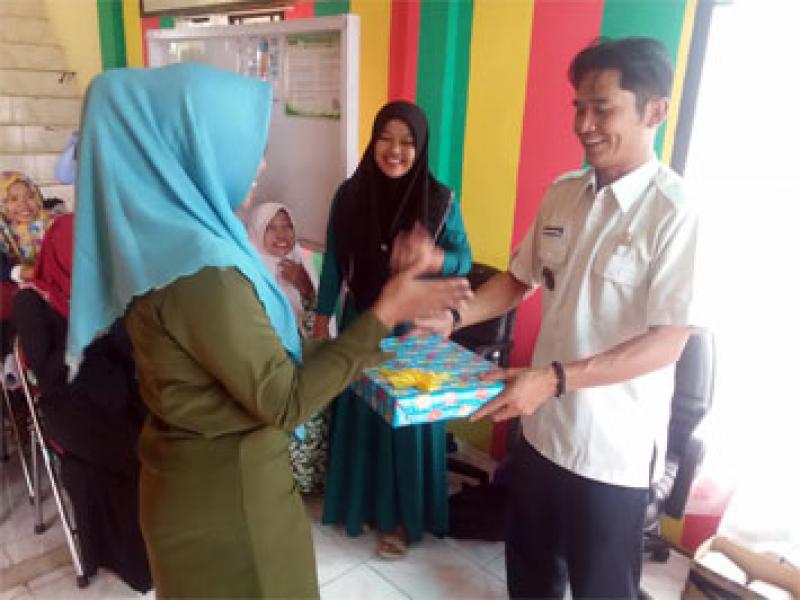 Kepenghuluan Bagan Jawa Pesisir Gelar Perpisahan Bersama 13 Mahasiswa UR