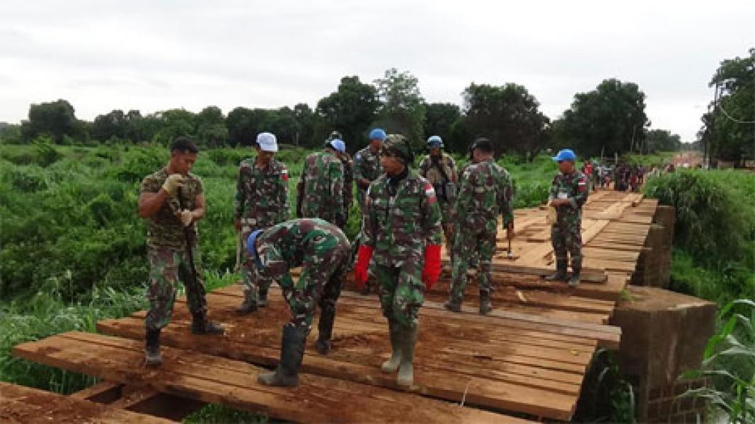 Kontingen Garuda Renovasi Jembatan di Desa Sibut-Afrika