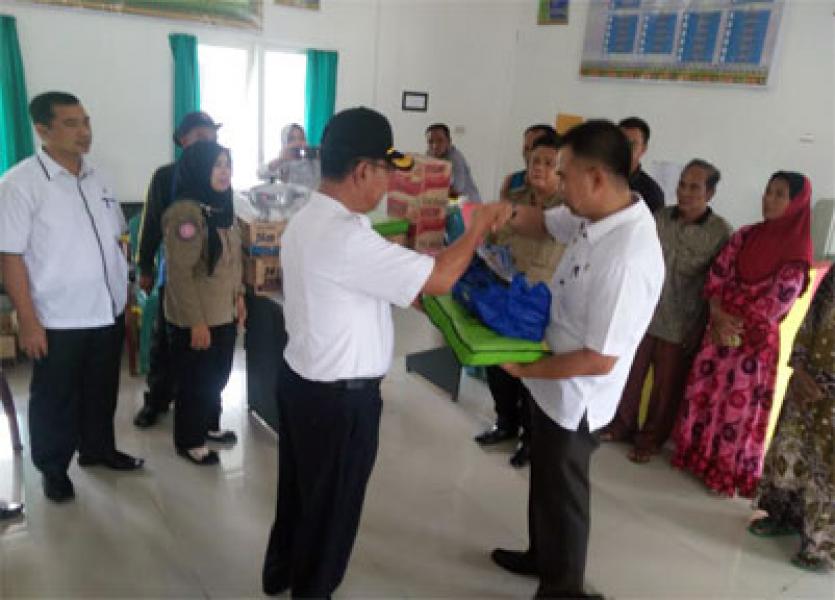 Korban Musibah Kebakaran di Rohil Terima Bantuan Sandang dari Kemensos RI