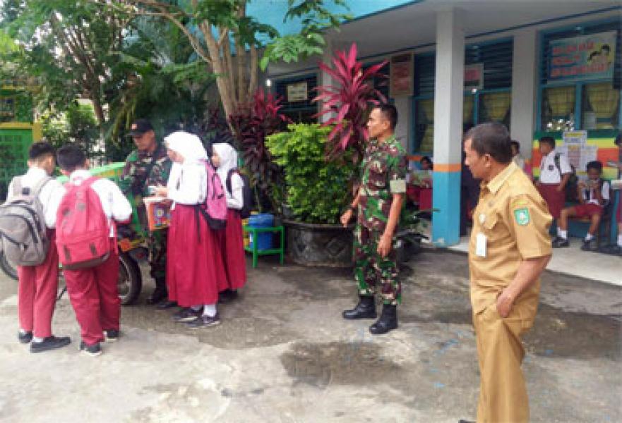 Perpustakaan Keliling Babinsa Koramil 01/Bengkalis Diserbu Pelajar
