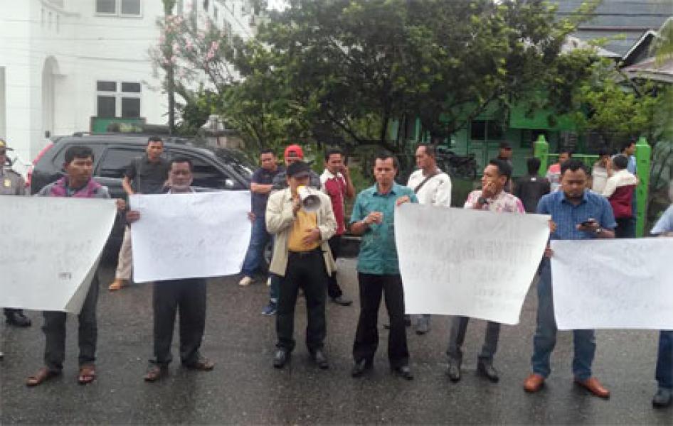 Puluhan Massa Tuntut Sekwan DPRD Rohil Dicopot Dari Jabatannya