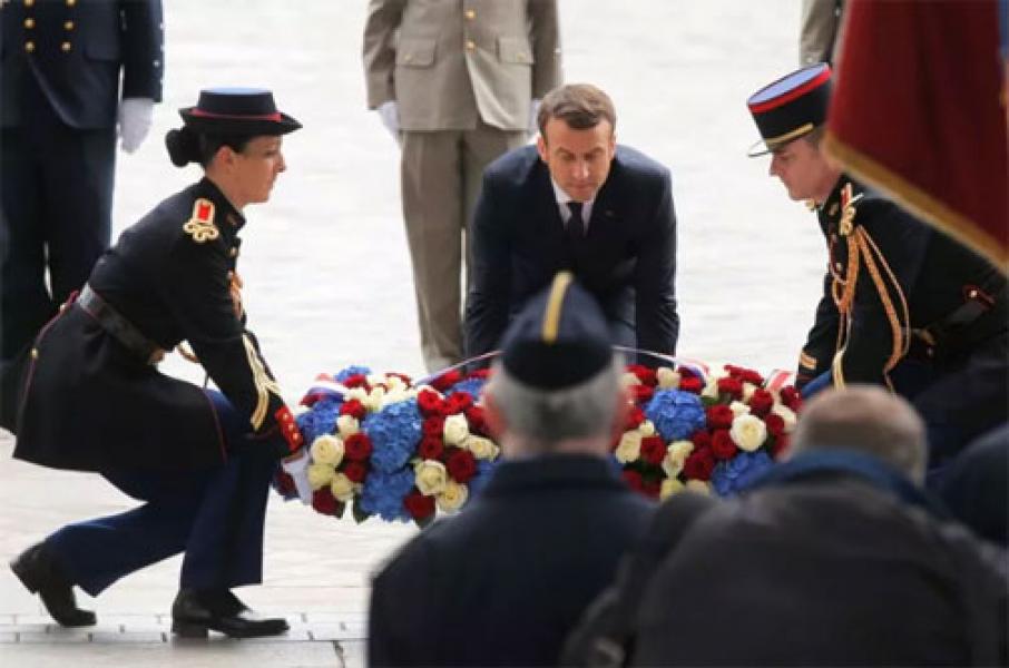 Resmi Jadi Presiden Termuda Prancis, Macron Disambut 21 Tembakan Meriam