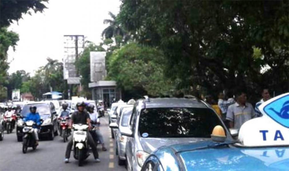 Supir Taksi Lakukan Aksi, DPRD Desak Pemko Tegas Terhadap Izin Taksi Online