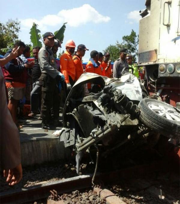 Tergencet Lokomotif, Begini Cara Petugas Keluarkan 4 Jenazah Korban Tabrakan Avanza vs KA Argo Bromo