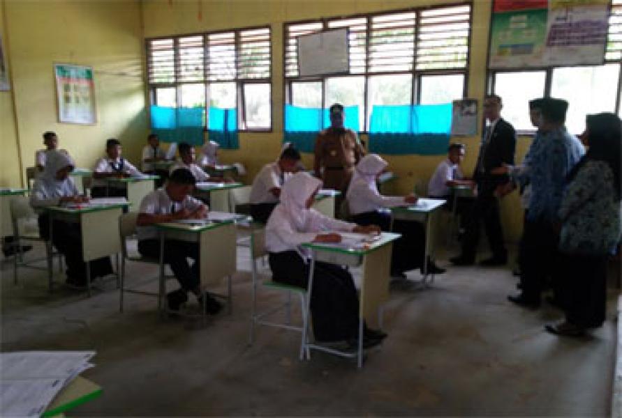 Wabup Rohil Pantau Pelaksanaan UN SMPN 1 Teluk Pulau Hulu