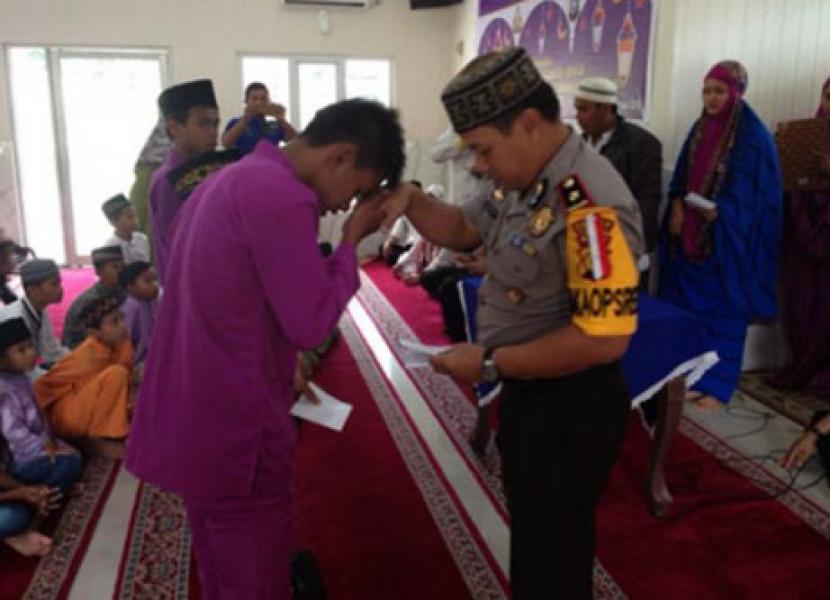 365 Personil Polres Rohil Serahkan Zakat Profesi Kepada 73 Fakir Miskin