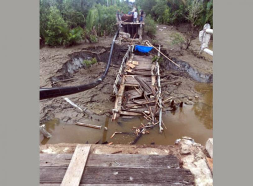 Akibat Longsor, Jembatan Penghubung Kuala Enok-Desa Tanah Merah Inhil Putus