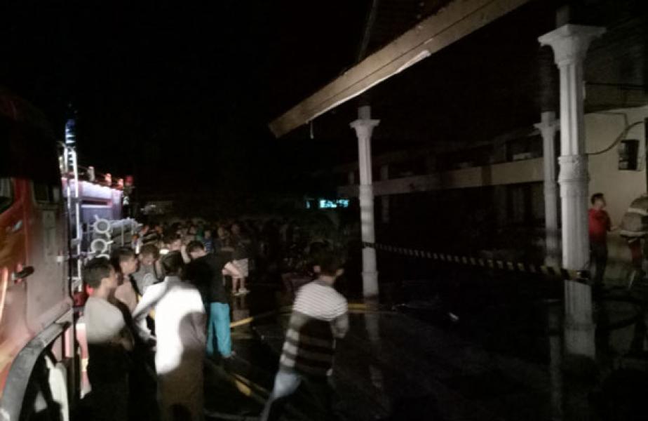 Bangunan Tua AKN Pelalawan Terbakar di Malam Pertama Ramadhan  