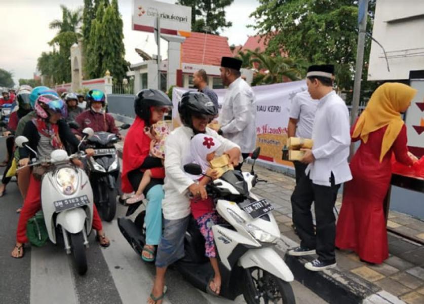 Bank Riau Kepri Berbagi Takjil di Bulan Ramadhan