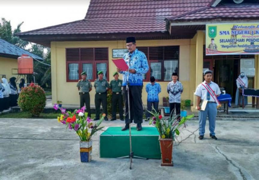 Camat Sakroni Irup Upacara Hardiknas Di SMAN 1 Kepenuhan