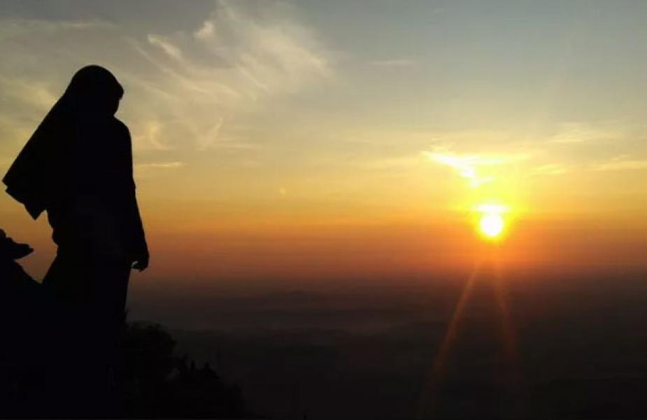 Claudia Azizah, Selalu Menangis saat Mendengar Azan hingga Menjadi Mualaf