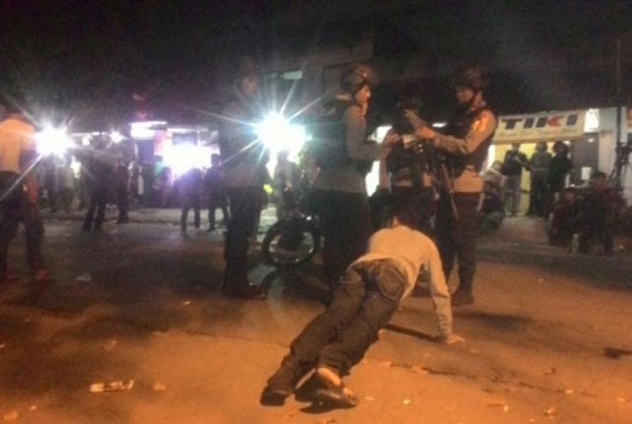 Dua Pemuda Mabuk Nekat Terobos Blokade Mako Brimob