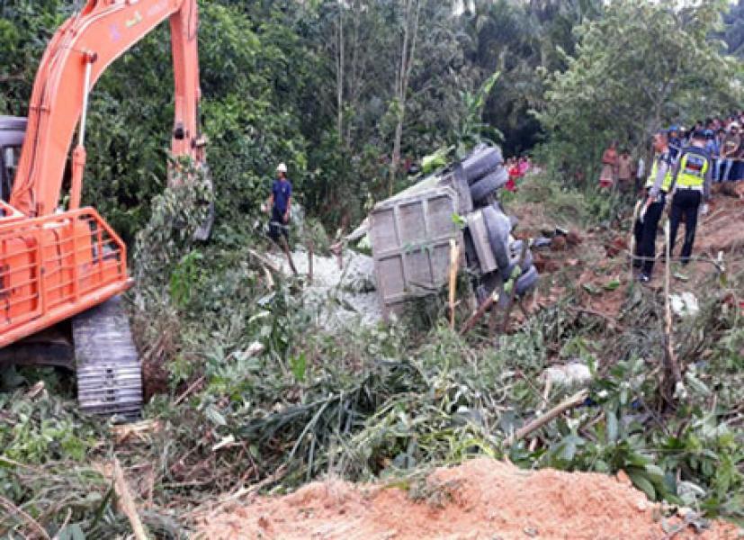Dump Truk Seruduk Bus Sekolah di KM 57 Jalintim, Dua Tewas 11 Luka-luka