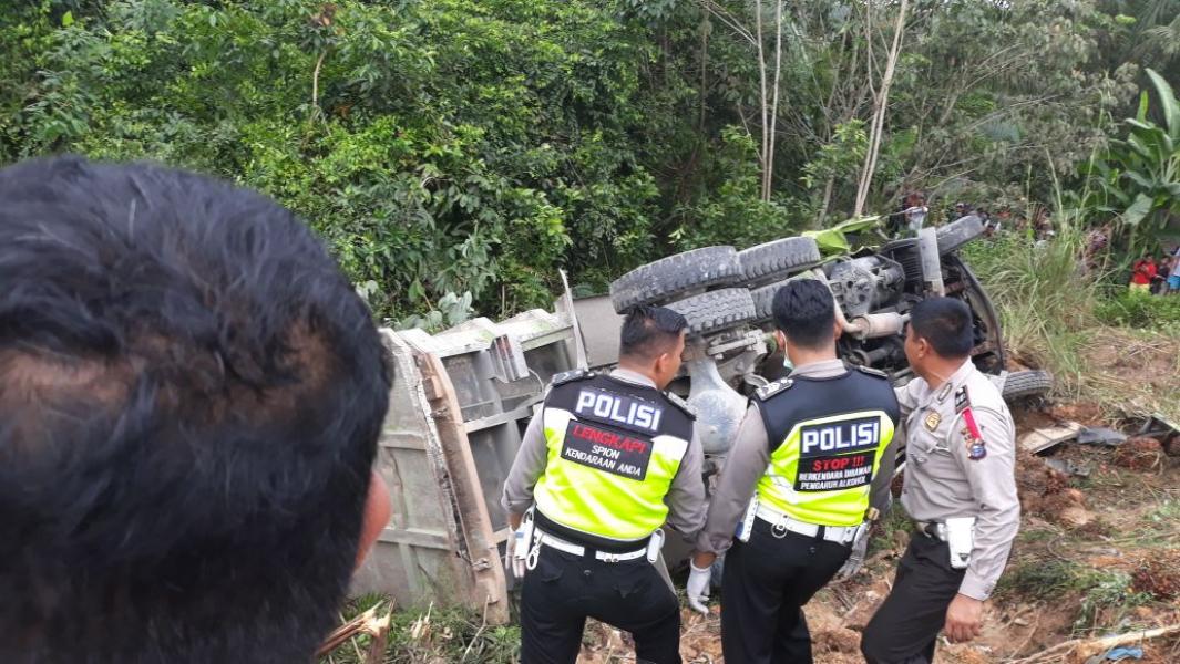 Dump Truk Tabrak Bus Sekolah dan Sepeda Motor, Dua Tewas, 11 Luka-Luka