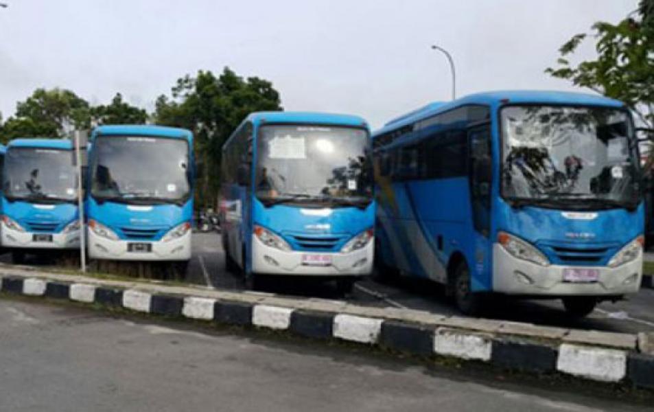 Enam Baterai Bus Trans Metro Digondol Maling
