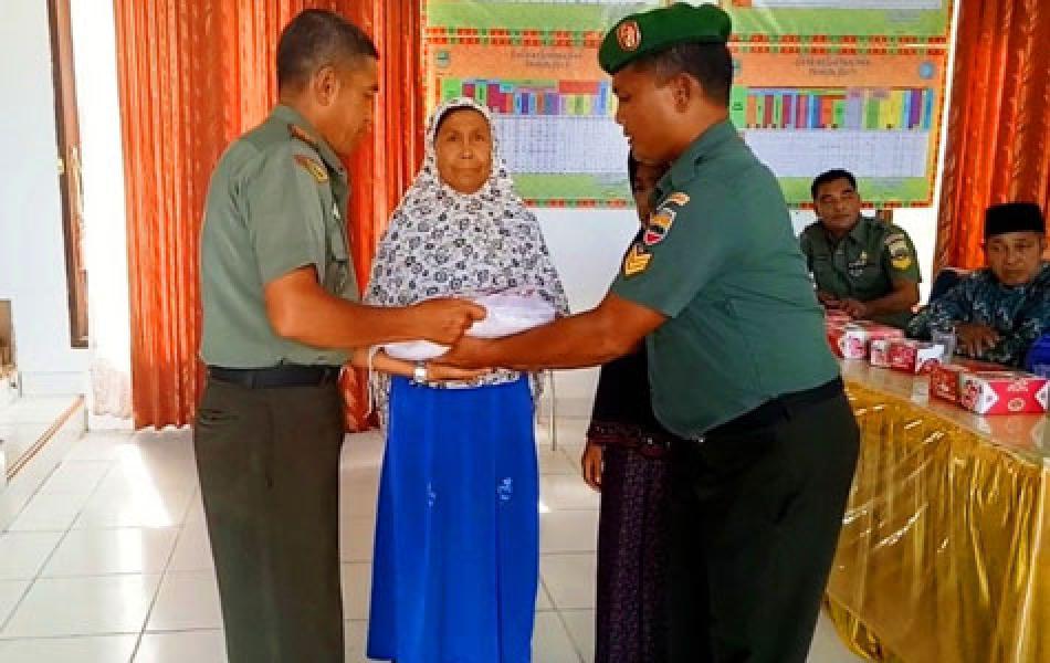Kaum Duafa Terima Bantuan Beras Dari Koramil Rambah