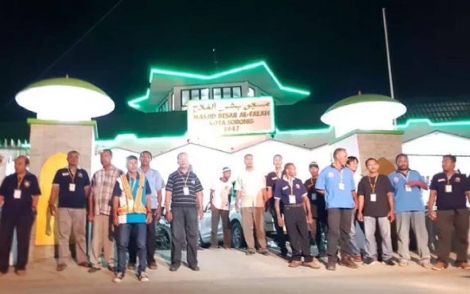 Ketika Pemuda Kristiani Jaga Keamanan Ibadah Salat Tarawih Umat Muslim di Kota Sorong