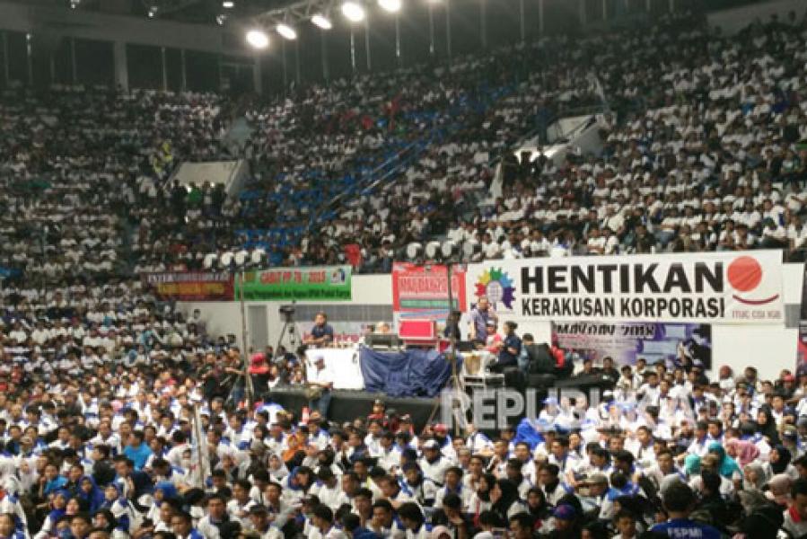 Massa Buruh Gemakan 2019 Ganti Presiden di Istora Senayan