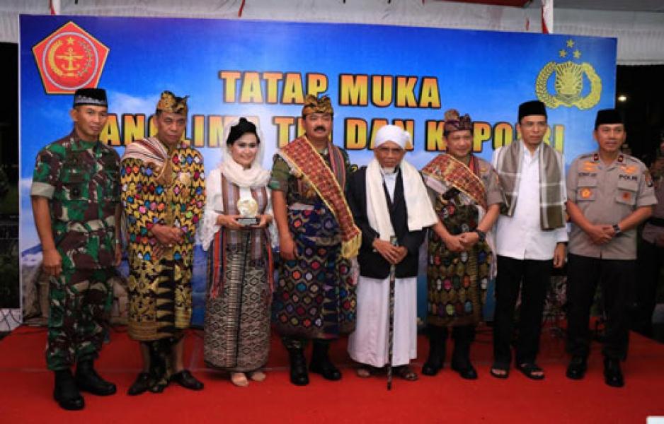 Panglima TNI dan Kapolri Dianugerahi Gelar Raja Penjaga NKRI