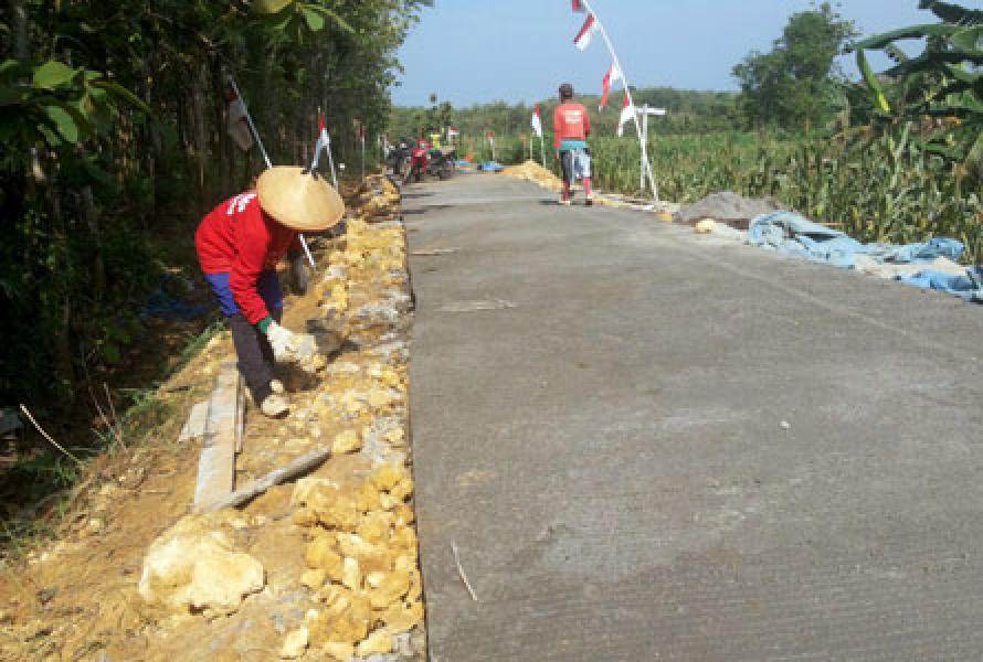 Perkuat Betonisasi, Satgas TMMD Laksanakan Pembereman Jalan