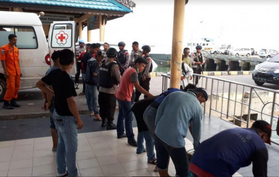 Personel Bakamla SPKKL Tarakan Evakuasi Korban Tabrakan Speed Boat