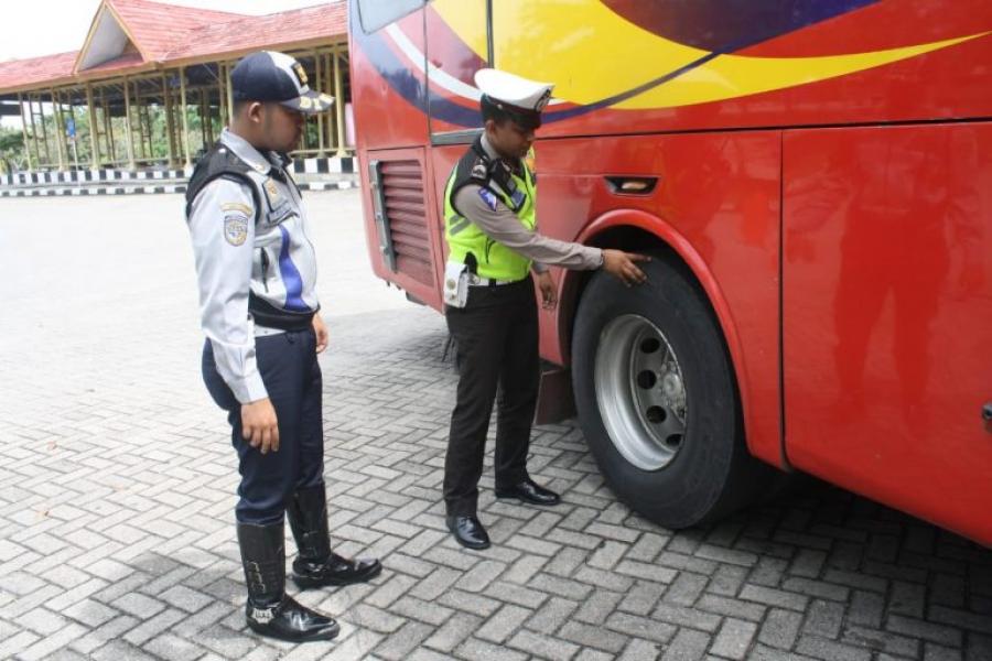 Petugas Gabungan Lakukan Ramp Check Terhadap Angkutan Umum Mudik Lebaran