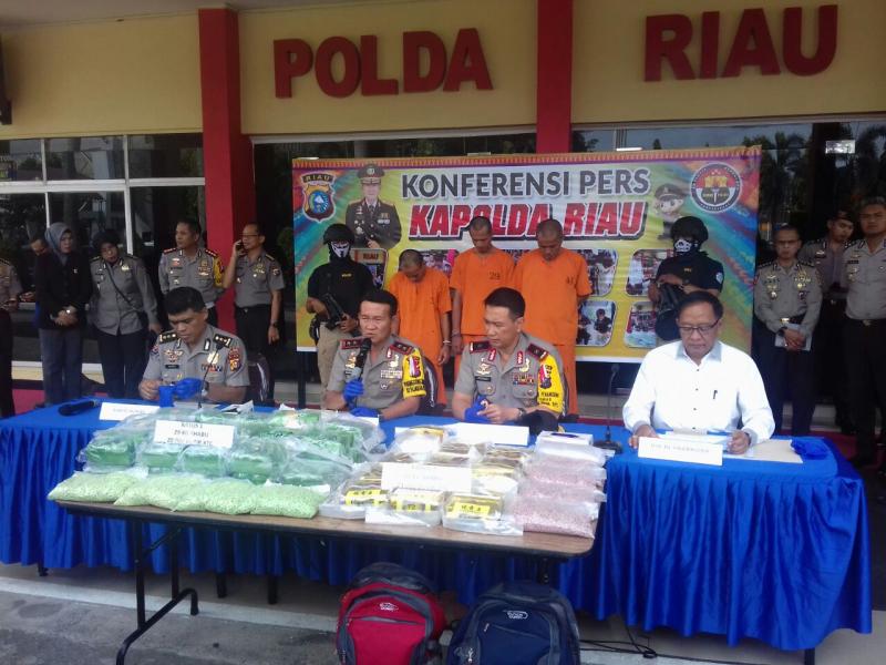 Polda Riau Bekuk Dua Kurir 12 Kg Sabu dan Ribuan Butir Pil Ekstasi