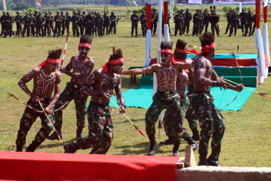 Putra Papua Meriahkan Penutupan TMMD dengan Tarian ‘SAJOJO’