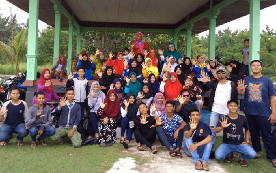 Putra Putri GANN Kabupaten Bengkalis Bersih-Bersih Pantai Indah Selat Baru