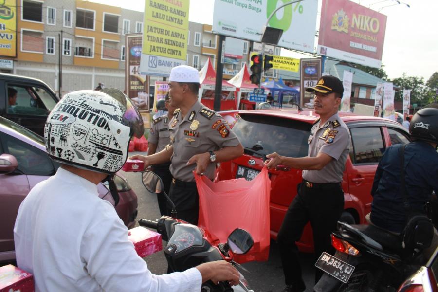 Sambut HUT Bhayangkara ke 72, Bidhumas Polda Riau Bagi Takjil Gratis