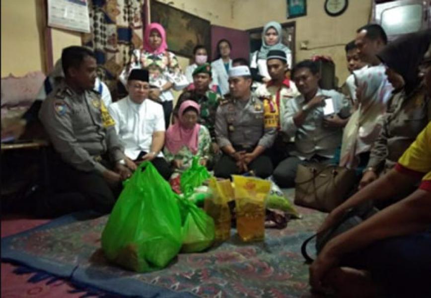 Tim Jum’at Barokah Polresta Sambangi Rumah Nenek Zaitun Pedagang Peyek Keliling