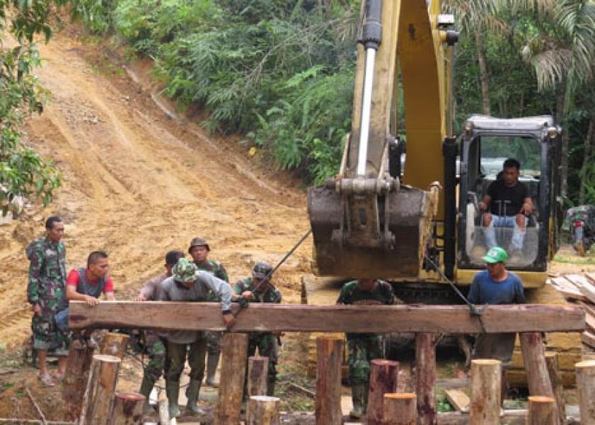 Anggota Kodim 0313/KPR Bersama Masyarakat Lanjutkan Pengerjaan Jembatan Di Desa Balung