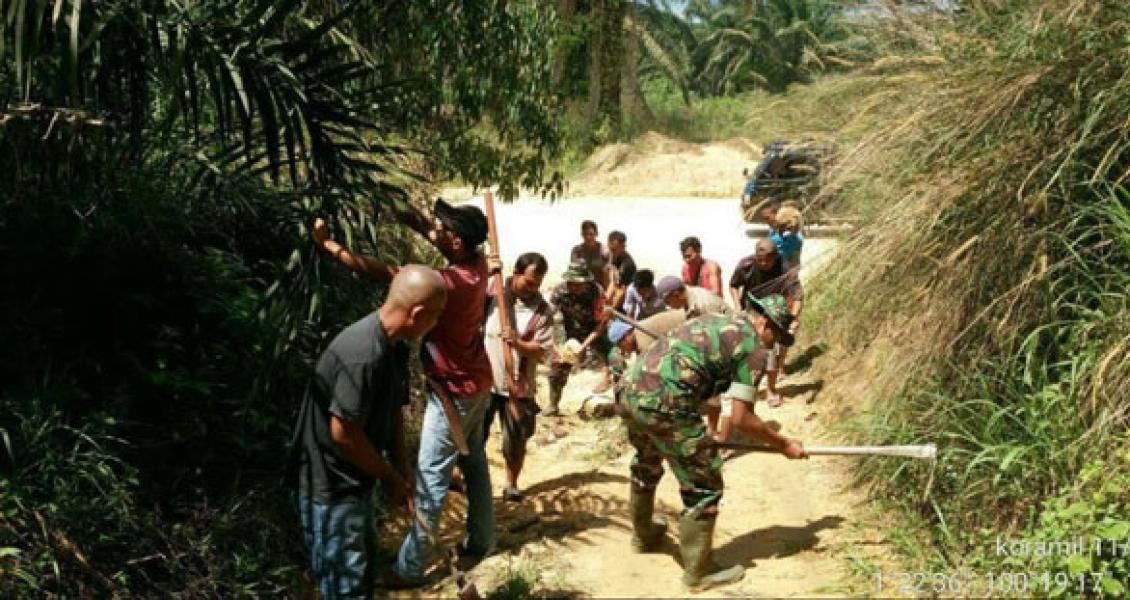 Babinsa Koramil 11/TBS Melaksanakan Gotong royong Bersama Masyarakat Desa Mahato