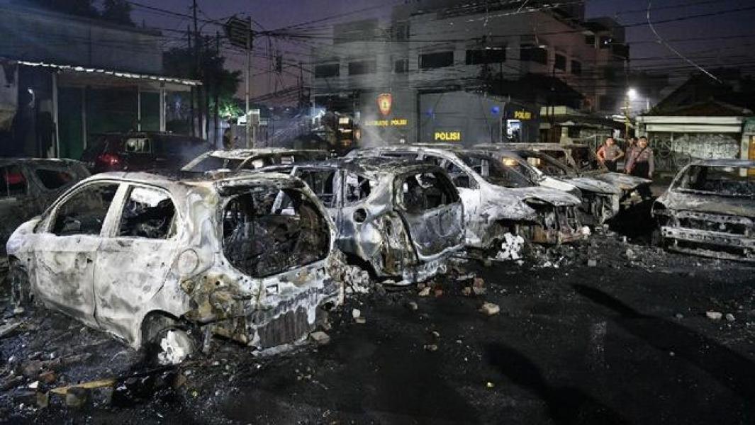 Belasan Mobil Terbakar di Asrama Brimob, Warga Ditangkap