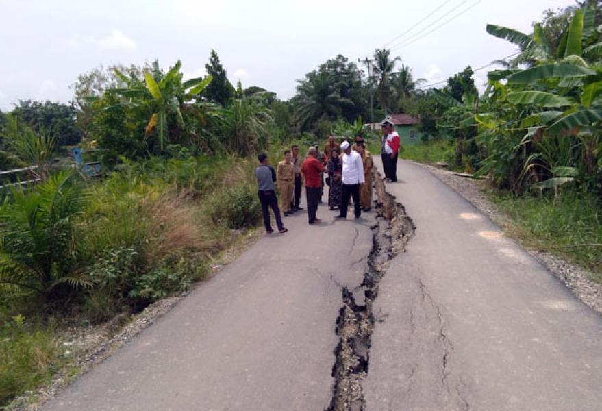Bupati Suyatno Tinjau Kondisi Jalan Amblas di Bangko Pusako Akibat Aspal Terbelah
