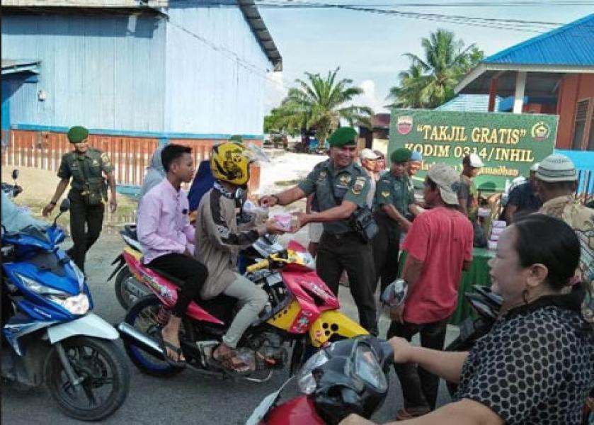 Dandim 0314/Inhil Bagikan 220 Paket Takjil Gratis