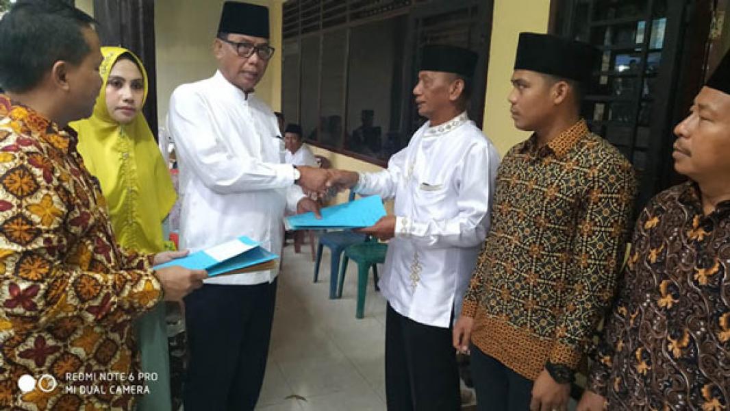 Didampingi Kepala BPN, Bupati Rohil Serahkan 680 Sertifikat Prona