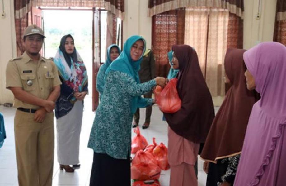 Gandeng BUMD, PKK Siak Bagikan Sembako untuk Kaum Dhuafa