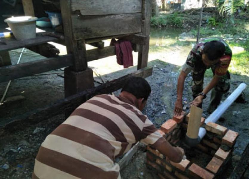 Koramil 06/Siak Hulu Melaksanakan Bhakti Sosial Pembuatan Jamban