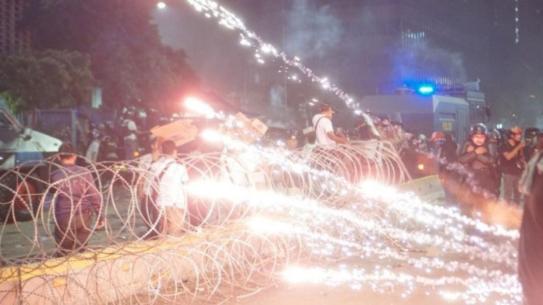 Massa Belum Bubar, Pos Polisi di Jalan Sabang Dibakar