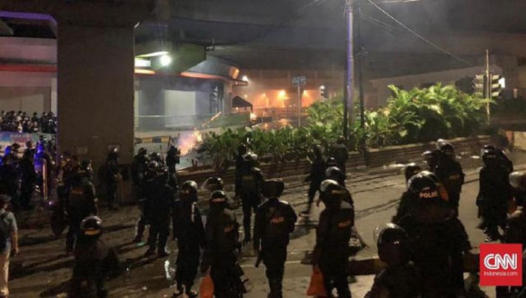 Massa Gunakan Molotov, Api Berkobar di Dekat Pasar Tenabang  