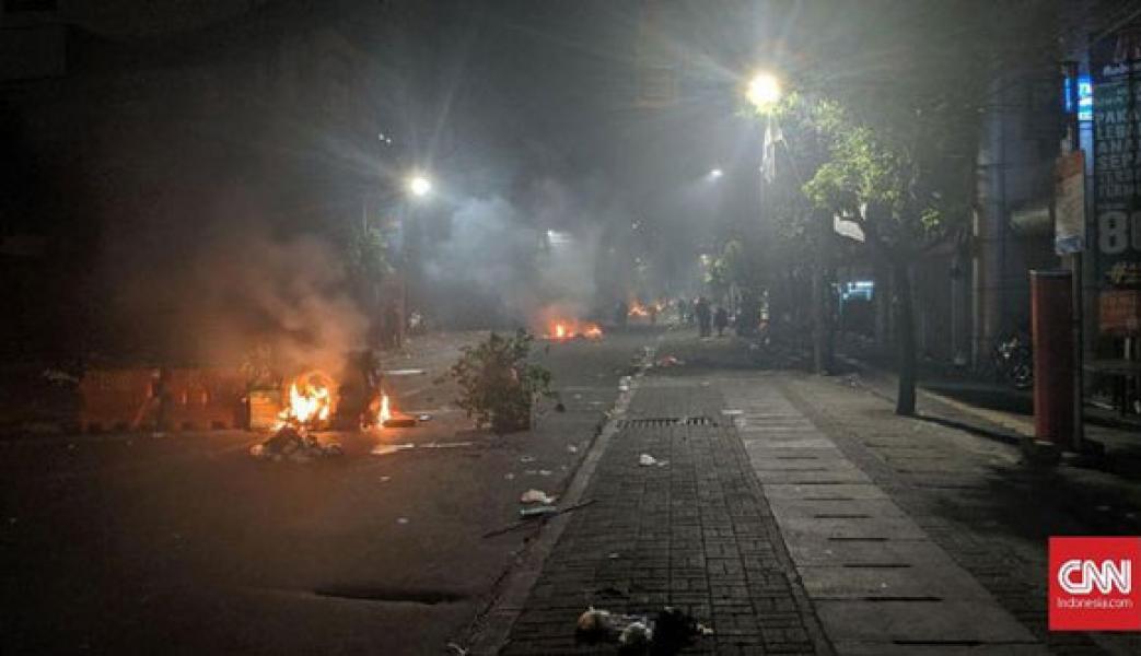 Massa Kuasai Ruas Jalan Sabang dan Provokasi Polisi